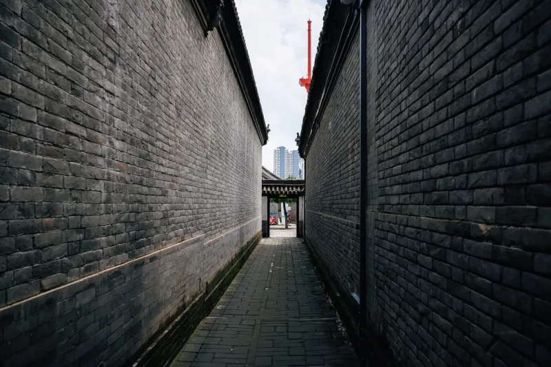 Coordinates to Nowhere: The Quiet Comeback of Physical Dead Drops in American Cities
